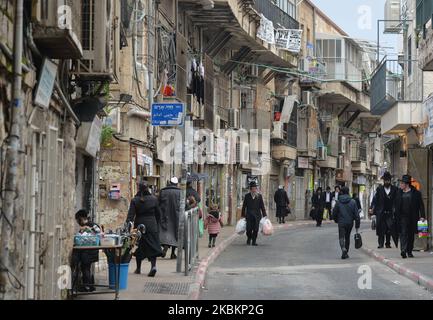 Une vue générale de la rue MEA He'arim, l'un des plus anciens quartiers juifs de Jérusalem, a été vue quelques jours avant l'introduction des premières mesures préventives contre le coronavirus propagé par le Gouvernement israélien. Sur 10 mars 2020, à Jérusalem, Israël. (Photo par Artur Widak/NurPhoto) Banque D'Images