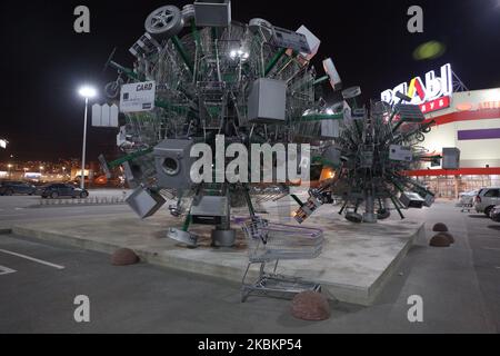 Des chariots de supermarché vides sur le fond de l'installation du « virus de saut » dans un hypermarché de Saint-Pétersbourg. Le Président de la Russie a annoncé un régime hebdomadaire d'auto-isolement pour les citoyens russes. Tous les commerces, à l'exception des épiceries, sont fermés. 1534 cas ont été trouvés à Saint-Pétersbourg, en Russie, sur 29 mars 2020. (Photo de Valya Egorshin/NurPhoto) Banque D'Images