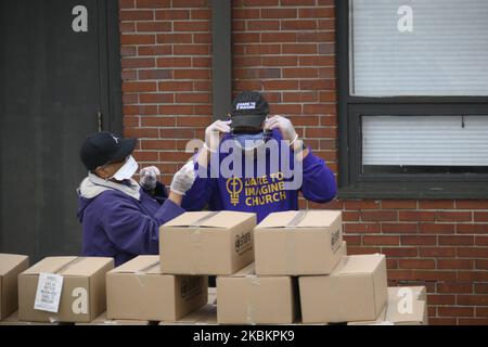 Les bénévoles préparent la distribution de 200 paquets de nourriture gratuite dans un lieu de distribution, dans la section nord-ouest de Philadelphie, en Pennsylvanie, sur 30 mars 2020. Le programme coordonné par la ville distribue deux fois par semaine des boîtes de nourriture gratuites à vingt endroits de la ville aux résidents impici par la crise COVID-19. (Photo de Bastiaan Slabbers/NurPhoto) Banque D'Images