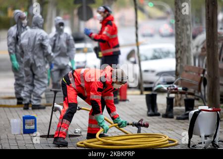 Les membres de la brigade des pompiers de Barcelone désinfectent les installations de la maison de soins pendant la crise du coronavirus - Covid-19 à Barcelone, Catalogne, Espagne sur 30 mars 2020. (Photo de Miquel Llop/NurPhoto) Banque D'Images