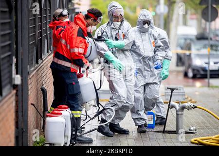 Les membres de la brigade des pompiers de Barcelone désinfectent les installations de la maison de soins pendant la crise du coronavirus - Covid-19 à Barcelone, Catalogne, Espagne sur 30 mars 2020. (Photo de Miquel Llop/NurPhoto) Banque D'Images