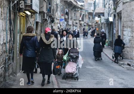 Une vue générale de la rue MEA He'arim, l'un des plus anciens quartiers juifs de Jérusalem, a été vue quelques jours avant l'introduction des premières mesures préventives contre le coronavirus propagé par le Gouvernement israélien. Mardi, 10 mars 2020, à Jérusalem, Israël. (Photo par Artur Widak/NurPhoto) Banque D'Images