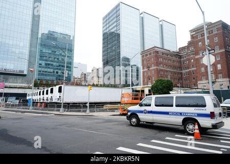 Les médecins examinateurs effectuent des autopsies vues le long d'une rangée d'unités de réfrigération utilisées comme morgues de fortune garées derrière le Centre hospitalier de Belleview, à New York, sur 30 mars 2020. (Photo de John Nacion/NurPhoto) Banque D'Images