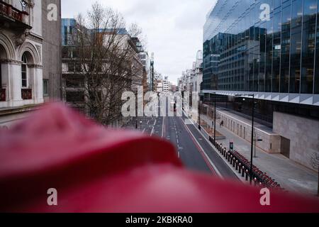 Un bus longe une rue Farringdon presque déserte à Londres, en Angleterre, sur 30 mars 2020. La Grande-Bretagne a commencé sa deuxième semaine de confinement du coronavirus covid-19 aujourd'hui, avec des mesures qui devraient être revues après une période initiale de trois semaines, bien qu'une prolongation soit largement attendue. Dans tout le pays, 2 618 nouveaux cas ont été confirmés aujourd'hui, une légère augmentation après deux jours de chutes, avec un total de 1 408 personnes décédées jusqu'à présent au Royaume-Uni après avoir été testés positifs pour le virus. (Photo de David Cliff/NurPhoto) Banque D'Images