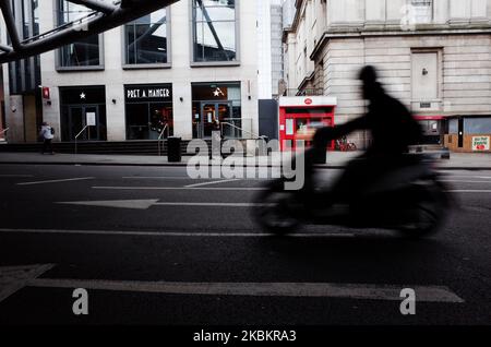 Un mobylette passe devant une branche fermée de la chaîne de sandwich PRET A Manger sur une rue Borough High Street proche de la station London Bridge dans le quartier de Southwark, qui compte parmi le plus grand nombre de cas de coronavirus Covid-19 au Royaume-Uni, à Londres, en Angleterre, sur 30 mars 2020. Selon les chiffres officiels, Southwark compte actuellement 368 cas de covid-19, le plus élevé à Londres et le cinquième plus élevé au Royaume-Uni dans son ensemble, derrière Sheffield (428), Glasgow (449), Hampshire (498) et Birmingham (578). Le quartier voisin de Lambeth, à Londres, est tout aussi durement touché, avec 366 cas, soit le sixième plus élevé Banque D'Images