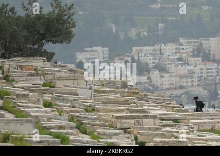 Un juif orthodoxe a vu prier au principal cimetière juif de Jérusalem mercredi, à 11 mars 2020, à Jérusalem, en Israël. (Photo par Artur Widak/NurPhoto) Banque D'Images