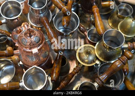 Une boutique vendant différents types de cezve, une petite casserole à long manche avec un bec verseur conçu spécifiquement pour faire du café turc, vu dans un magasin de tourisme dans la vieille ville de Jérusalem. Mercredi, 11 mars 2020, à Jérusalem, Israël. (Photo par Artur Widak/NurPhoto) Banque D'Images