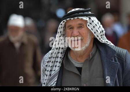 Un homme palestinien âgé portant du keffiyeh vu dans le quartier musulman de la vieille ville de Jérusalem. Mercredi, 11 mars 2020, à Jérusalem, Israël. (Photo par Artur Widak/NurPhoto) Banque D'Images