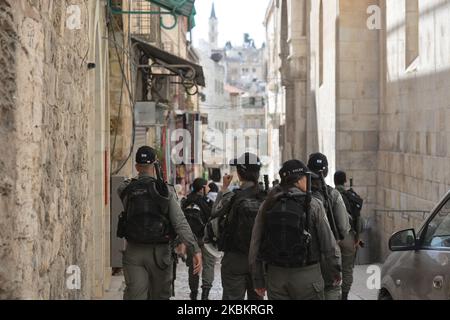 Des membres de la police israélienne ont vu patrouiller dans la rue via Dolorosa à l'intérieur de la vieille ville de Jérusalem. Mercredi, 11 mars 2020, à Jérusalem, Israël. (Photo par Artur Widak/NurPhoto) Banque D'Images