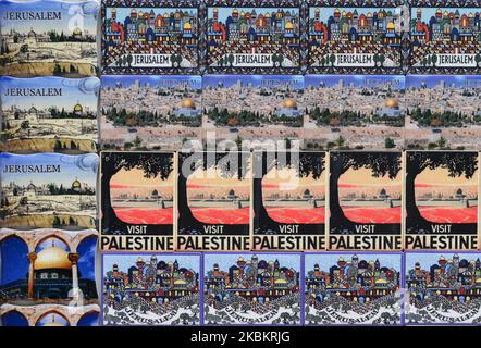 Images de la Palestine et de Jérusalem sur des aimants à vendre dans un magasin de la vieille ville de Jérusalem. Mercredi, 11 mars 2020, à Jérusalem, Israël. (Photo par Artur Widak/NurPhoto) Banque D'Images