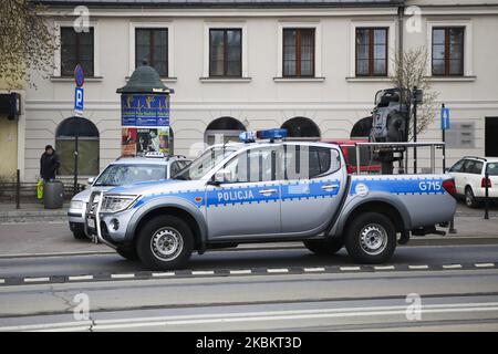 Une voiture de police fait une croisière dans la ville et conseille aux gens de rester chez eux pendant la propagation du coronavirus à travers un mégaphone. Cracovie, Pologne sur 31 mars 2020. Le gouvernement polonais a introduit de nouvelles restrictions strictes pour lutter contre les infections à COVID-19, comme empêcher de quitter la maison à moins que cela ne soit justifié, interdire aux enfants de moins de 18 ans de quitter la maison à moins d'être surveillés par un adulte, fermer des parcs et des plages et ordonner la fermeture de la plupart des hôtels. (Photo de Beata Zawrzel/NurPhoto) Banque D'Images