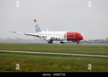 Norwegian Air Sweden Boeing 787-9 Dreamliner tel qu'observé lors de l'approche finale à l'atterrissage sur la piste de Polderbaan et en train de rouler à l'aéroport international d'Amsterdam Schiphol AMS EHAM aux pays-Bas pendant une journée de pluie en brume. L'avion commercial à carrosserie large a l'enregistrement se-RXM, 2x RR Rolls Royce et le nom d'Asger Jorn. Norwegian Air Sweden AB est une compagnie aérienne suédoise à bas prix et une filiale entièrement intégrée de Norwegian Air Shuttle, utilisant son identité d'entreprise. 28 février 2020 (photo de Nicolas Economou/NurPhoto) Banque D'Images