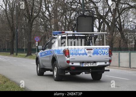 Une voiture de police fait une croisière dans la ville et conseille aux gens de rester chez eux pendant la propagation du coronavirus à travers un mégaphone. Cracovie, Pologne sur 31 mars 2020. Le gouvernement polonais a introduit de nouvelles restrictions strictes pour lutter contre les infections à COVID-19, comme empêcher de quitter la maison à moins que cela ne soit justifié, interdire aux enfants de moins de 18 ans de quitter la maison à moins d'être surveillés par un adulte, fermer des parcs et des plages et ordonner la fermeture de la plupart des hôtels. (Photo de Beata Zawrzel/NurPhoto) Banque D'Images