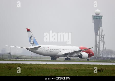 Norwegian Air Sweden Boeing 787-9 Dreamliner tel qu'observé lors de l'approche finale à l'atterrissage sur la piste de Polderbaan et en train de rouler à l'aéroport international d'Amsterdam Schiphol AMS EHAM aux pays-Bas pendant une journée de pluie en brume. L'avion commercial à carrosserie large a l'enregistrement se-RXM, 2x RR Rolls Royce et le nom d'Asger Jorn. Norwegian Air Sweden AB est une compagnie aérienne suédoise à bas prix et une filiale entièrement intégrée de Norwegian Air Shuttle, utilisant son identité d'entreprise. 28 février 2020 (photo de Nicolas Economou/NurPhoto) Banque D'Images