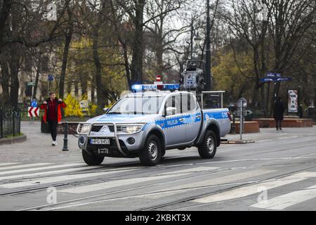 Une voiture de police fait une croisière dans la ville et conseille aux gens de rester chez eux pendant la propagation du coronavirus à travers un mégaphone. Cracovie, Pologne sur 31 mars 2020. Le gouvernement polonais a introduit de nouvelles restrictions strictes pour lutter contre les infections à COVID-19, comme empêcher de quitter la maison à moins que cela ne soit justifié, interdire aux enfants de moins de 18 ans de quitter la maison à moins d'être surveillés par un adulte, fermer des parcs et des plages et ordonner la fermeture de la plupart des hôtels. (Photo de Beata Zawrzel/NurPhoto) Banque D'Images