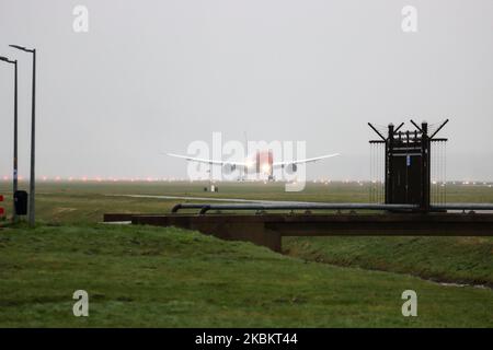 Norwegian Air Sweden Boeing 787-9 Dreamliner tel qu'observé lors de l'approche finale à l'atterrissage sur la piste de Polderbaan et en train de rouler à l'aéroport international d'Amsterdam Schiphol AMS EHAM aux pays-Bas pendant une journée de pluie en brume. L'avion commercial à carrosserie large a l'enregistrement se-RXM, 2x RR Rolls Royce et le nom d'Asger Jorn. Norwegian Air Sweden AB est une compagnie aérienne suédoise à bas prix et une filiale entièrement intégrée de Norwegian Air Shuttle, utilisant son identité d'entreprise. 28 février 2020 (photo de Nicolas Economou/NurPhoto) Banque D'Images