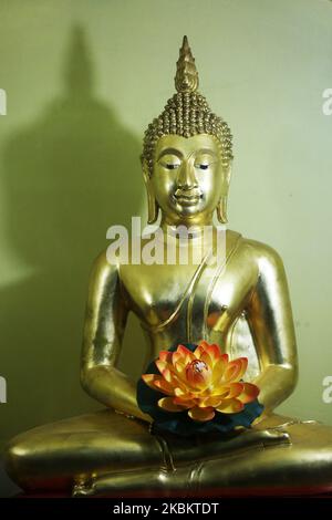 Statue de Bouddha d'or au temple bouddhiste Sri Maha Bodhi Viharaya à Kandy, Sri Lanka. Le temple situé à Bahirawanda et est connu pour sa statue de Bouddha géant, qui se dresse à une hauteur de 26,83 m (88,0 pi) et est l'une des plus hautes statues de Bouddha au Sri Lanka. (Photo de Creative Touch Imaging Ltd./NurPhoto) Banque D'Images