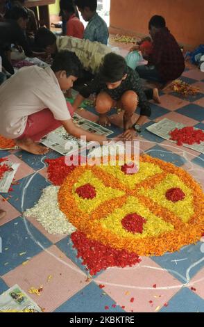 Les élèves créent des motifs floraux sur le plancher de leur école pendant le festival d'Onam à Thiruvananthapuram (Trivandrum), Kerala, Inde. Onam est un événement annuel majeur pour les Malais dans et en dehors du Kerala. Onam est un festival de récolte et est l'une des trois grandes célébrations annuelles hindoues avec Vishu et Thiruvathira observées par Keralites. (Photo de Creative Touch Imaging Ltd./NurPhoto) Banque D'Images