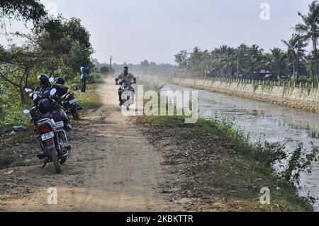 L'homme conduit une moto le long d'une petite route de terre à Kalliyoor, Thiruvananthapuram (Trivandrum), Kerala, Inde, sur 06 février, 2020. (Photo de Creative Touch Imaging Ltd./NurPhoto) Banque D'Images