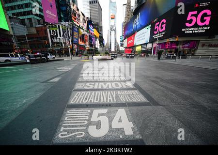 Vue sur Times Square, calme et vide, au milieu de la pandémie du coronavirus (Covid-19) à 31 mars 2020, à New York, aux États-Unis. Les États-Unis ont plus de cas de coronavirus que tout autre pays dans le monde avec 184 000 infections confirmées, selon les données compilées par l'Université Johns Hopkins. New York est maintenant devenu le nouvel épicentre de l'épidémie dans le monde avec 75 795 cas confirmés. (Photo de John Nacion/NurPhoto) Banque D'Images