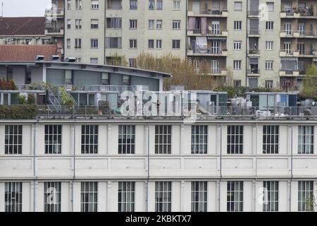 Une personne fait de la gymnastique sur la terrasse de sa maison sur 31 mars 2020, à Turin, Italie pendant le confinement complet du coronavirus Covid-19 imposé par le gouvernement italien. (Photo par Massimiliano Ferraro/NurPhoto) Banque D'Images