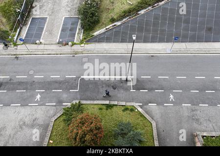 Une personne marche dans les rues vides de Turin, en Italie, sur 31 mars 2020, pendant le confinement complet du coronavirus Covid-19 imposé par le gouvernement italien. (Photo par Massimiliano Ferraro/NurPhoto) Banque D'Images