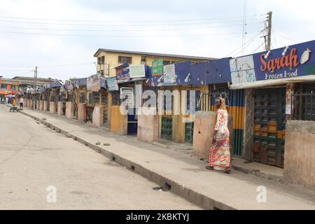 Les magasins d'Ogba, Lagos, Nigeria ont fermé leurs portes mardi 31 mars 2020. Le gouvernement fédéral a annoncé dimanche, à 29 mars, et a déclaré un confinement total avec effet à partir du lundi 11pm à Lagos, dans l'État d'Ogun et à Abuja, la capitale nationale, pour contrer la propagation de la pandémie du coronavirus (COVID-19). (Photo par Adekunle Ajayi/NurPhoto) Banque D'Images