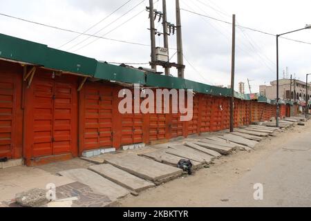 Les magasins d'Ogba, Lagos, Nigeria ont fermé leurs portes mardi 31 mars 2020. Le gouvernement fédéral a annoncé dimanche, à 29 mars, et a déclaré un confinement total avec effet à partir du lundi 11pm à Lagos, dans l'État d'Ogun et à Abuja, la capitale nationale, pour contrer la propagation de la pandémie du coronavirus (COVID-19). (Photo par Adekunle Ajayi/NurPhoto) Banque D'Images