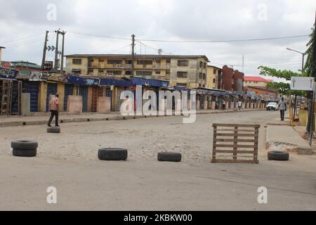 Les magasins d'Ogba, Lagos, Nigeria ont fermé leurs portes mardi 31 mars 2020. Le gouvernement fédéral a annoncé dimanche, à 29 mars, et a déclaré un confinement total avec effet à partir du lundi 11pm à Lagos, dans l'État d'Ogun et à Abuja, la capitale nationale, pour contrer la propagation de la pandémie du coronavirus (COVID-19). (Photo par Adekunle Ajayi/NurPhoto) Banque D'Images