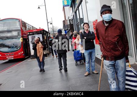 Un homme âgé portant un masque attend dans une file d'attente de personnes observant des directives de « distanciation sociale » sur Brixton Road à Brixton, dans le quartier de Lambeth à Londres, en Angleterre, sur 1 avril 2020. Selon les chiffres officiels, Lambeth a actuellement enregistré 418 cas de coronavirus covid-19, plus élevés que tout autre district d'autorités locales de Londres et quatrième parmi les autorités locales d'Angleterre dans son ensemble (derrière Sheffield, Hampshire et Birmingham). Le quartier était auparavant à la traîne du quartier voisin de Southwark, dans le sud de Londres, qui reste tout aussi durement touché, avec actuellement 415 cas. (Pho Banque D'Images