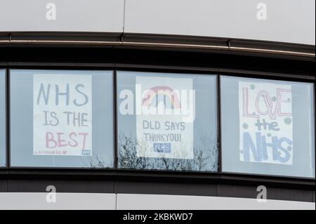 Des panneaux avec des messages de soutien au personnel du NHS sont affichés dans les fenêtres d'un bâtiment situé à proximité de l'hôpital St Thomas, dans le centre de Londres, alors que le Royaume-Uni poursuit son confinement à l'échelle nationale pendant une deuxième semaine dans la lutte contre la propagation de la pandémie du coronavirus le 01 avril 2020 à Londres, en Angleterre. Selon les données publiées hier par le ministère de la Santé et des soins sociaux, le nombre total de personnes ayant obtenu un résultat positif pour Covid-19 au Royaume-Uni a augmenté à 25 150 et le nombre de patients décédés dans les hôpitaux a augmenté à 1 789. (Photo de Wiktor Szymanowicz/NurPhoto) Banque D'Images