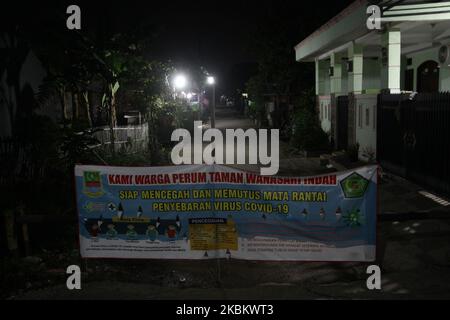 Une vue de l'entrée du village qui a gonflé par des barricades de fortune pour empêcher la propagation du coronavirus (Cocid-19) à la régence de Cibitung, province de Java Ouest, Indonésie sur 1 avril 2020. Au 1 avril, l'Indonésie a confirmé 1,677 cas de coronavirus dans tout le pays, dont 87 décès. L'Indonésie est la plus grande partie des décès en Asie du Sud-est. (Photo par Aditya Irawan/NurPhoto) Banque D'Images