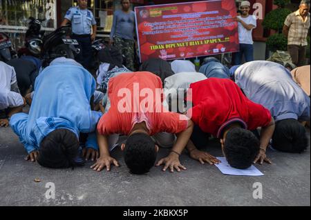 Les détenus font une démonstration de gratitude après avoir été libérés du centre de détention de Maesa, à Palu, au centre de Sulawesi, en Indonésie, sur 2 avril 2020. Le Ministère indonésien du droit et des droits de l'homme libère 30 000 détenus adultes et enfants dans toutes les prisons indonésiennes plus rapidement que leur peine, avec le processus d'assimilation et d'intégration à la maison pour empêcher la propagation de la COVID-19. Le nombre de prisonniers et de détenus en Indonésie atteint 270 386 personnes, alors que la capacité de la prison ne peut accueillir que 131 931 personnes. (Photo de Basri Marzuki/NurPhoto) Banque D'Images