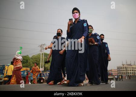 Les femmes de police portent des masques faciaux lorsqu'elles marchent dans la rue pendant le confinement national comme mesure préventive contre la pandémie du coronavirus COVID-19 à Dhaka, au Bangladesh, sur 2 avril 2020. (Photo de Rehman Asad/NurPhoto) Banque D'Images