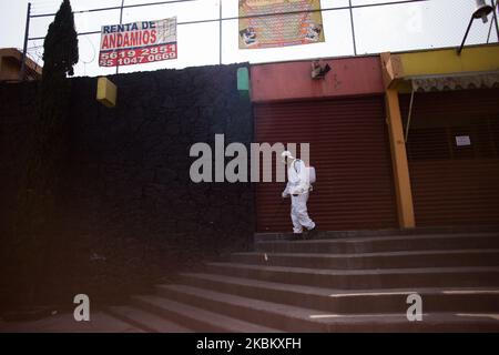 Le personnel du bureau du maire de Coyoacán, à Mexico, a effectué des travaux d'assainissement pour arrêter la propagation de Covid-19, dans divers marchés publics comme le marché 'Ajusco Moctezuma', sur 2 avril 2020. (Photo par Cristian Leyva/NurPhoto) Banque D'Images