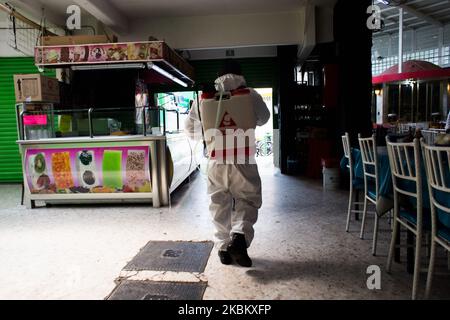 Le personnel du bureau du maire de Coyoacán, à Mexico, a effectué des travaux d'assainissement pour arrêter la propagation de Covid-19, dans divers marchés publics comme le marché 'Ajusco Moctezuma', sur 2 avril 2020. (Photo par Cristian Leyva/NurPhoto) Banque D'Images