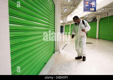 Le personnel du bureau du maire de Coyoacán, à Mexico, a effectué des travaux d'assainissement pour arrêter la propagation de Covid-19, dans divers marchés publics comme le marché de la bola, sur 2 avril 2020. (Photo par Cristian Leyva/NurPhoto) Banque D'Images