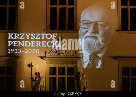 Image d'un compositeur et chef d'orchestre polonais Krzysztof Penderecki projetée sur la façade de l'hôtel de ville de Cracovie. Krzysztof Penderecki est mort dimanche après une longue et grave maladie. Il avait 86 ans. Aujourd'hui, la famille la plus proche a dit Au revoir à Krzysztof Penderecki lors d'une messe funéraire privée à Wola Justowska, Cracovie. L'urne avec les cendres de Penderecki a été temporairement placée dans la crypte de la basilique Saint-Florian. Après l'épidémie, une cérémonie funèbre aura lieu, et l'urne sera déplacée à la crypte du Panthéon national dans l'église des Saints Pierre et Paul. Jeudi, AP Banque D'Images