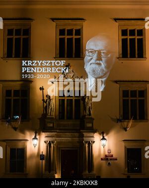 Image d'un compositeur et chef d'orchestre polonais Krzysztof Penderecki projetée sur la façade de l'hôtel de ville de Cracovie. Krzysztof Penderecki est mort dimanche après une longue et grave maladie. Il avait 86 ans. Aujourd'hui, la famille la plus proche a dit Au revoir à Krzysztof Penderecki lors d'une messe funéraire privée à Wola Justowska, Cracovie. L'urne avec les cendres de Penderecki a été temporairement placée dans la crypte de la basilique Saint-Florian. Après l'épidémie, une cérémonie funèbre aura lieu, et l'urne sera déplacée à la crypte du Panthéon national dans l'église des Saints Pierre et Paul. Jeudi, AP Banque D'Images