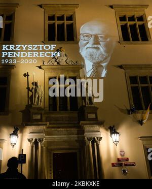 Image d'un compositeur et chef d'orchestre polonais Krzysztof Penderecki projetée sur la façade de l'hôtel de ville de Cracovie. Krzysztof Penderecki est mort dimanche après une longue et grave maladie. Il avait 86 ans. Aujourd'hui, la famille la plus proche a dit Au revoir à Krzysztof Penderecki lors d'une messe funéraire privée à Wola Justowska, Cracovie. L'urne avec les cendres de Penderecki a été temporairement placée dans la crypte de la basilique Saint-Florian. Après l'épidémie, une cérémonie funèbre aura lieu, et l'urne sera déplacée à la crypte du Panthéon national dans l'église des Saints Pierre et Paul. Jeudi, AP Banque D'Images