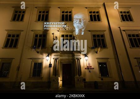 Image d'un compositeur et chef d'orchestre polonais Krzysztof Penderecki projetée sur la façade de l'hôtel de ville de Cracovie. Krzysztof Penderecki est mort dimanche après une longue et grave maladie. Il avait 86 ans. Aujourd'hui, la famille la plus proche a dit Au revoir à Krzysztof Penderecki lors d'une messe funéraire privée à Wola Justowska, Cracovie. L'urne avec les cendres de Penderecki a été temporairement placée dans la crypte de la basilique Saint-Florian. Après l'épidémie, une cérémonie funèbre aura lieu, et l'urne sera déplacée à la crypte du Panthéon national dans l'église des Saints Pierre et Paul. Jeudi, AP Banque D'Images