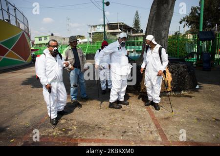 Le personnel du bureau du maire de Coyoacán, à Mexico, a effectué des travaux d'assainissement pour arrêter la propagation de Covid-19, dans divers marchés publics comme le marché de la bola, sur 3 avril 2020. (Photo par Cristian Leyva/NurPhoto) Banque D'Images