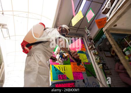 Le personnel du bureau du maire de Coyoacán, à Mexico, a effectué des travaux d'assainissement pour arrêter la propagation de Covid-19, dans divers marchés publics comme le marché de la bola, sur 3 avril 2020. (Photo par Cristian Leyva/NurPhoto) Banque D'Images