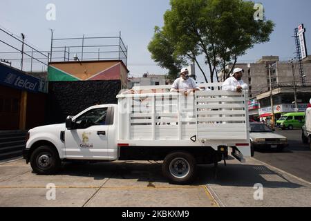 Le personnel du bureau du maire de Coyoacán, à Mexico, a effectué des travaux d'assainissement pour arrêter la propagation de Covid-19, dans divers marchés publics comme le marché 'Ajusco Moctezuma', sur 3 avril 2020. (Photo par Cristian Leyva/NurPhoto) Banque D'Images