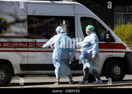 Médecins ambulanciers en costumes de protection comme mesure contre le coronavirus COVID-19 près de la voiture d'ambulance dans la rue à Kiev, Ukraine sur 03 avril 2020 (photo de Maxym Marusenko/NurPhoto) Banque D'Images