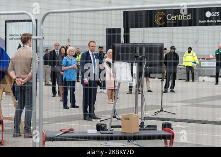 Le secrétaire d'État à la Santé et aux soins sociaux Matt Hancock ouvre le nouvel hôpital NHS Nightingale au centre de conférence Excel le 03 avril 2020 à Londres, en Angleterre. L'hôpital de campagne de Londres, qui a été construit en neuf jours avec l'aide de l'armée, fournira initialement jusqu'à 500 lits équipés de ventilateurs et d'oxygène pour les patients Covid-19 avec le potentiel d'augmenter la capacité jusqu'à 4 000 lits si cela est nécessaire. (Photo de Wiktor Szymanowicz/NurPhoto) Banque D'Images