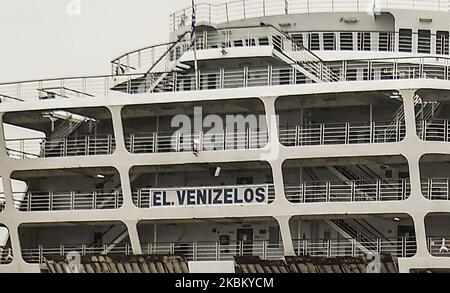 Le ferry grec 'Eleftherios Venizelos' est amarré au port de Pireaus sous quarantaine sur 3 avril 2020, après que les autorités ont trouvé 119 positifs ses 383 passagers infectés par le covid-19. - Le ferry transporte une équipage de 34 personnes et 349 marins de différentes nationalités, parmi lesquels deux citoyens grecs. (Photo par Dimitris Lampropoulos/NurPhoto) Banque D'Images