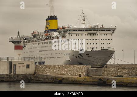 Le ferry grec 'Eleftherios Venizelos' est amarré au port de Pireaus sous quarantaine sur 3 avril 2020, après que les autorités ont trouvé 119 positifs ses 383 passagers infectés par le covid-19. - Le ferry transporte une équipage de 34 personnes et 349 marins de différentes nationalités, parmi lesquels deux citoyens grecs. (Photo par Dimitris Lampropoulos/NurPhoto) Banque D'Images