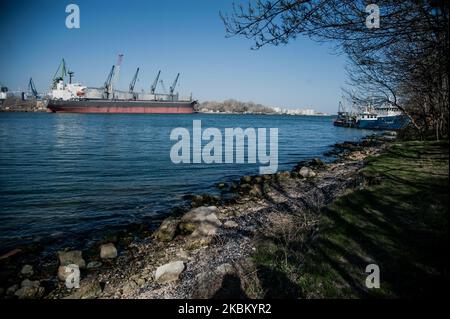 Tous les navires qui viennent de régions endémiques avec le coronavirus doivent être obligatoires sous 14 jours de quarantaine dans le port de Varna, en raison de la Bulgarie situation d'état d'urgence en raison de la COVID-19. Le ministère de la Santé a confirmé 485 cas de coronavirus en Bulgarie, avec au moins 14 décès enregistrés et 30 cas de rétablissement, Varna, Bulgarie sur 03 avril 2020 (photo de Hristo Rusev/NurPhoto) Banque D'Images