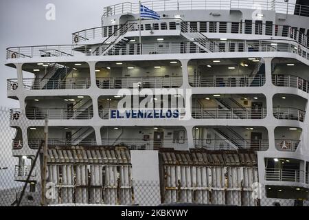 Le ferry grec 'Eleftherios Venizelos' s'est amarré au port de Pireaus en quarantaine sur 3 avril 2020, après que les autorités ont trouvé 119 de ses 383 passagers infectés par le covid-19. - Le ferry transporte une équipage de 34 personnes et 349 marins de différentes nationalités, parmi lesquels deux citoyens grecs. (Photo par Dimitris Lampropoulos/NurPhoto) Banque D'Images